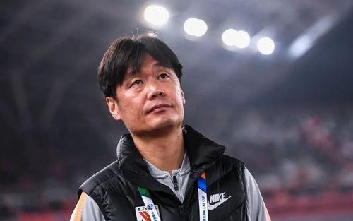 中超青岛主教练是谁啊最新,李霄鹏的个人经历