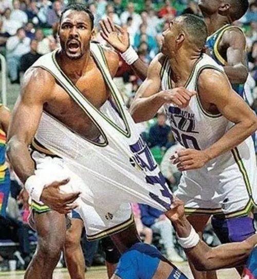 nba球员的球衣洗不洗〖NBA球员穿的球鞋和球衣他们真的是每场一换吗 〗