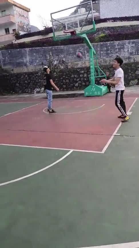 和喜欢打篮球的男生聊什么好啊 (怎么和打篮球男生唠嗑)