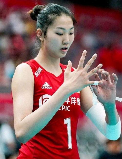 女排主教练蔡斌接受采访谈袁心玥〖中国女排现任队长是谁〗