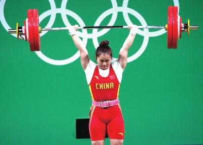 关于奥运运动员的成长故事300～400字左右(一个爱哭的举重运动员)