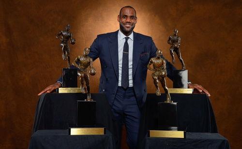 詹姆斯操控全联盟球队〖NBA赛前,詹姆斯为什么率领湖人全队集体单膝下跪 〗
