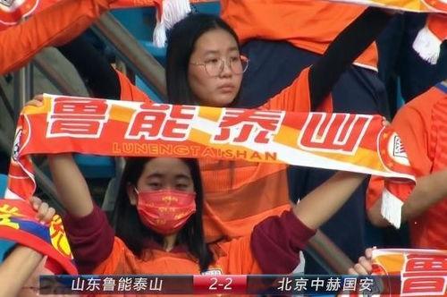 中超今日裁判新闻视频回放,裁判2次争议判罚,蒿俊闵不满踢平国安,鲁能会退出中国足坛吗?