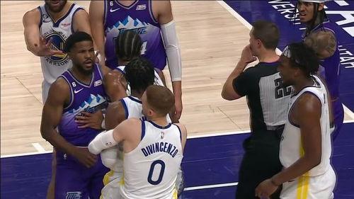 勇士队打球干净的球员是谁〖NBA现役5个位置的球员里,哪些人最受球迷喜爱 〗