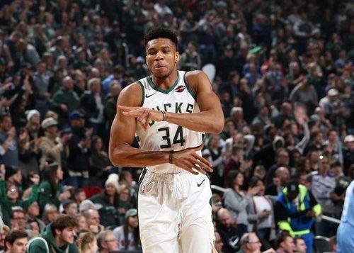 NBA联盟里大家为什么叫他字母哥,原来是这样来的「字母哥穿的是几号球衣号码」