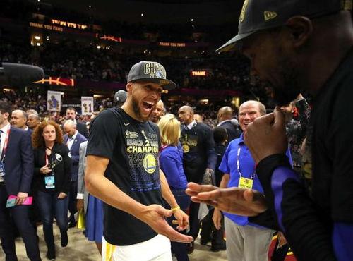 杜兰特总决赛库里夺冠视频〖NBA现役*,在总决赛里的*分都是多少分 〗