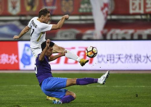 中超进球脱球衣集锦图〖19岁广州队新星今晚中超一球成名 上场8分钟就打进世界波〗