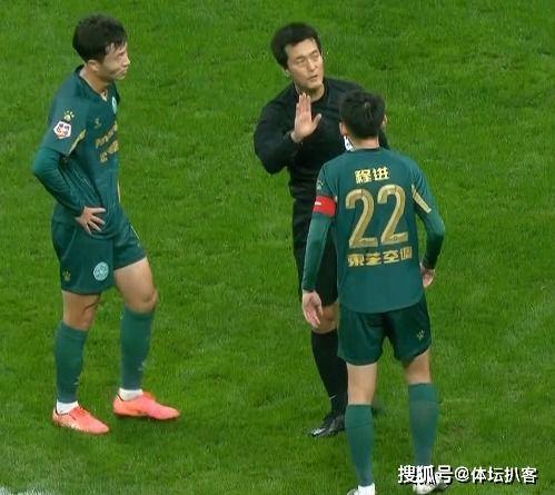 争议 绿城疑禁区外犯规被判点,球员围住韩国裁判,抱头跪地绝望「中超韩国足球裁判名单照片」