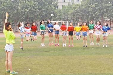 女子穿32个国家队的球衣颠球〖17年前,被米卢赞为中国 足球神童 的少年,如今怎样了 〗