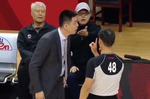 裁判不让杨鸣站起来上热搜,CBA裁判有哪些不专心名场面 「外国cba教练名场面」