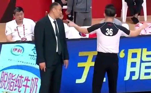  可不可以给裁判警告 ,虎王孙军为何当场怒骂裁判闫军呢 「cba裁判气势带球撞人」