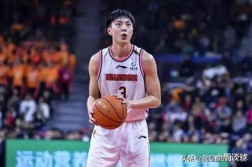 球迷和教练cba,杜峰给胡明轩和球迷拍照,杜峰是哪个队的教练?