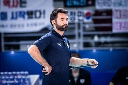 现任韩国女排主教练帅气照片〖韩国女排队员名单〗