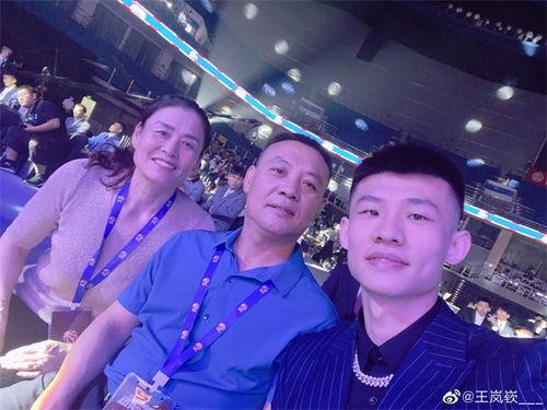 2021cba选秀22顺位,清华大学王岚嵚被南京同曦队选中当选状元