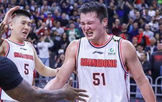 万圣伟说2021cba选秀,比赛结束之后,杜锋为何一直摸着万圣伟的肚腩不放手?