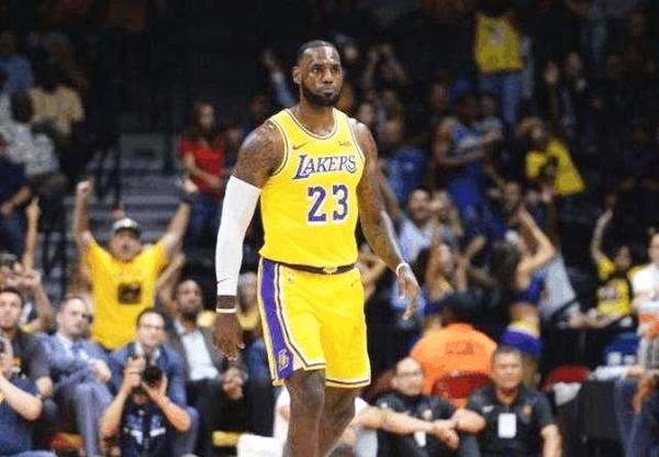 湖人球迷有多严厉,直接得罪半个NBA,女球迷为何公然叫嚣詹姆斯?