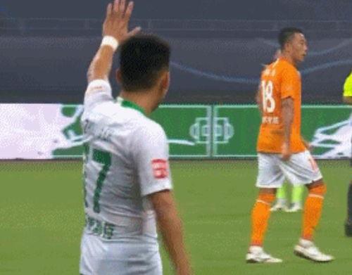 这水平能当国奥队长 21岁新星奇葩1幕看懵当场解说「中超的奇葩裁判员是谁啊」