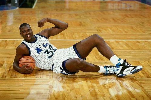 奥尼尔喷湖人球迷多吗视频,NBA1995年的总决赛,奥拉朱旺和奥尼尔的表现如何?