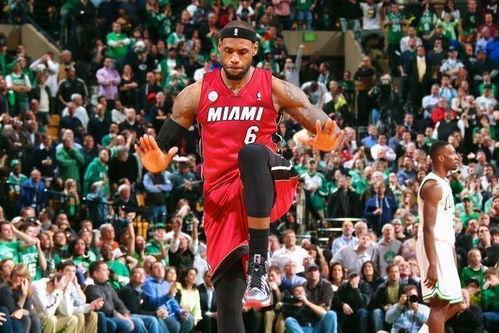 NBA球星有哪些经典的庆祝动作 「詹姆斯跪地捶胸动作要领」