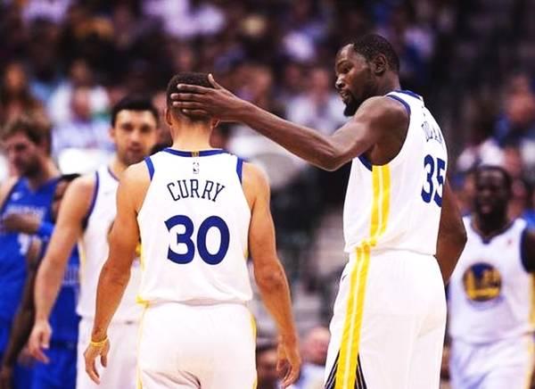 杜兰特库里空接总决赛〖2018杜兰特携手库里夺得NBA总*,当时杜库两人有多强 〗