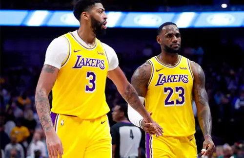 郎佐鲍尔湖人总*〖NBA有哪场比赛投同一个队有两位球员拿到三双的 〗