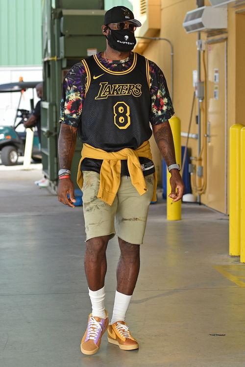 nba穿纪念版球衣的是谁〖NBA球星们球服球号的意义 〗