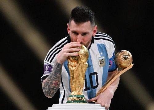2022世界杯梅西加冕 球王 是否实至名归 「梅西捧着世界杯的照片」