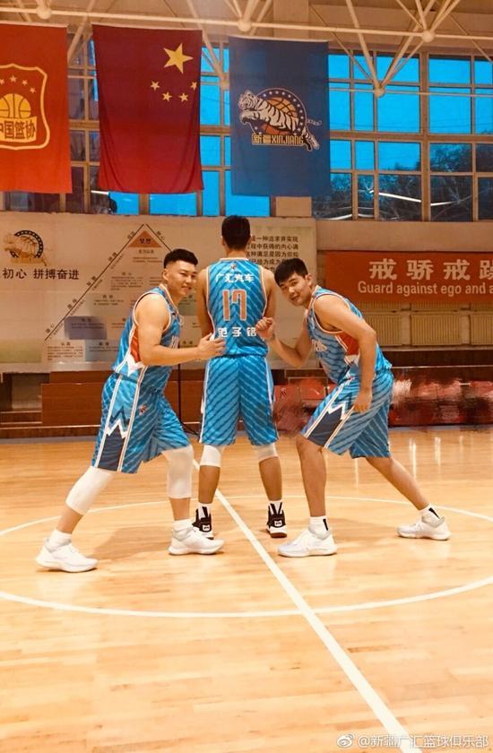 各个国家队23号球衣是谁〖穿23号,17号,22号,6号,5号球衣的足球明星有谁 〗