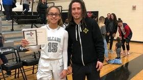 穿篮球队服的美女〖NBA最美女主播美娜,曾表示喜欢詹姆斯类型的男友吗 〗