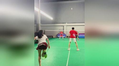 女生后面站着男生打羽毛球〖为什么男生和女生打球是交流感情的一种方式呢 〗