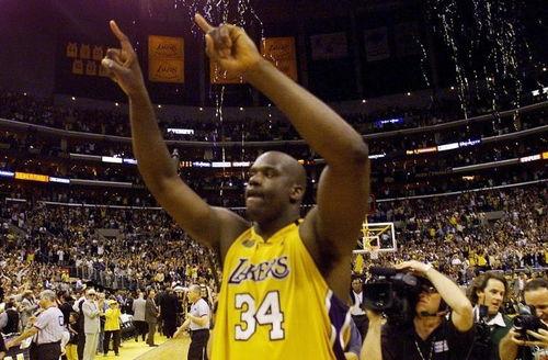 奥尼尔祝贺湖人夺冠〖科比得过几次NBA总*〗