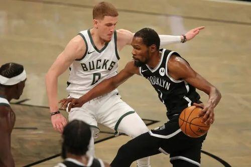 求一些中国篮球运动员的资料 「nba篮网球衣上的m」