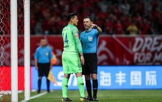 中超裁判判点球被推倒视频〖陶然成主动致歉〗