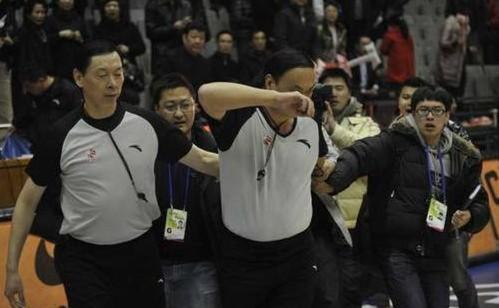 cba裁判通告〖裁判漏判福特森犯规了吗 〗
