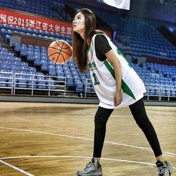 穿篮球队服的照片女孩子〖打篮球时穿什么会更帅 〗