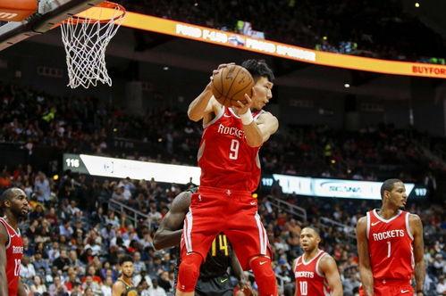 周琦首秀惊艳 NBA新秀赛场上展现出强大实力 (周琦单场三分球)
