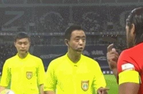 请问郭宝龙作为一个中超裁判,合格么 听说这人挺2 B的「中超裁判员郭宝龙」