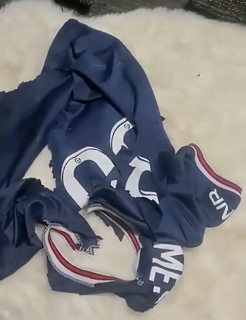 梅西球迷把梅西的球衣烧烂,巴黎球迷涂鸦40米球场外墙辱骂梅西