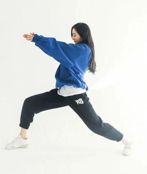 女生打羽毛球穿搭秋季衣服〖运动装让你越懒越时尚,怎么穿才能舒适又好看 〗