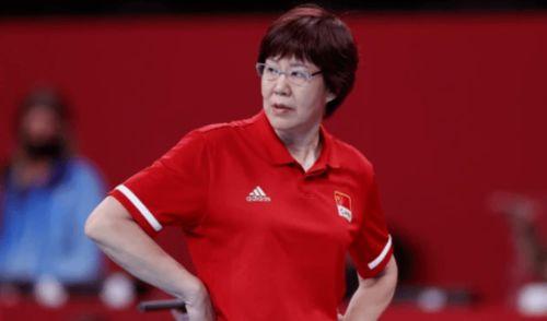 中国女排为何换主教练,郎平离职中国女排教练的原因被揭露了她离职后第一次接受采访