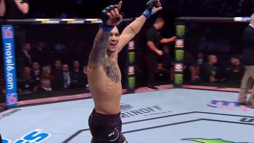 UFC轻重量级爆炸新闻！科斯塔被KO，这波操作让人眼睛都懵了