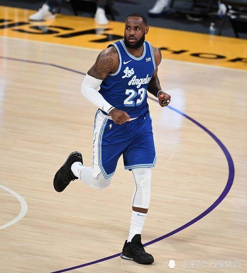 很多穿湖人球衣的球迷是谁〖NBA总决赛的观众席,加索尔为什么会穿科比的8号球衣亮相呢 〗
