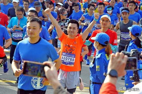 和奥运会选手一起跑的人，到底是何方神圣？