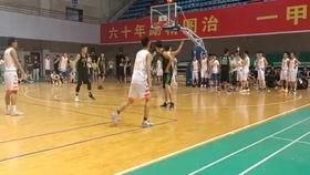 篮球比赛后卫做什么？揭秘球场上的多面手！