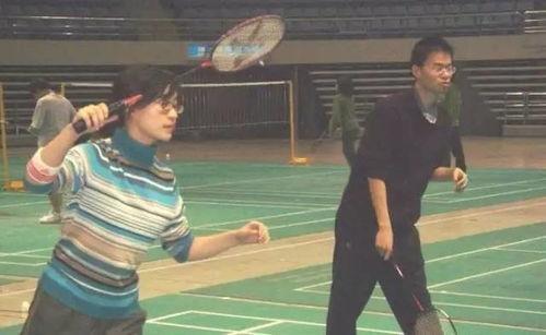 羽毛球人拍照姿势站着〖拍照 打羽毛球拍照该摆什么姿势 学会了,照片瞬间高大上 〗
