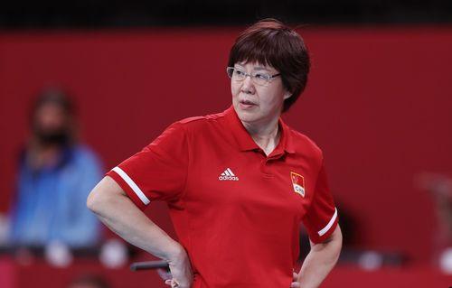 中国女排教练于飞简历「女排四任主教练简历图片」