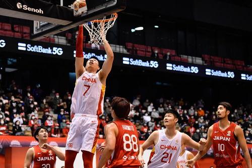 中国队对日本队篮球世界杯,世界杯预选赛中国男篮战胜日本队,球员们在赛场上的表现如何?
