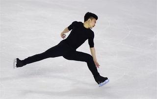 日本选手花样滑冰失误视频全网炸锅！冰场翻车现场震撼上线