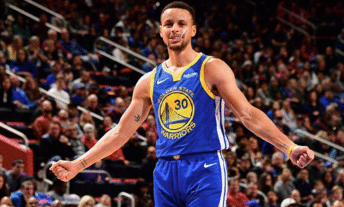 勇士队与球迷跳舞当NBA球星遇上国内女球迷,竟然没能把持住是真的吗 