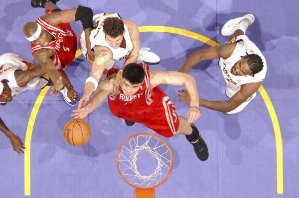 为什么有两个火箭队呢〖在NBA中,火箭队队服上为何会有 火箭 二字呢 〗